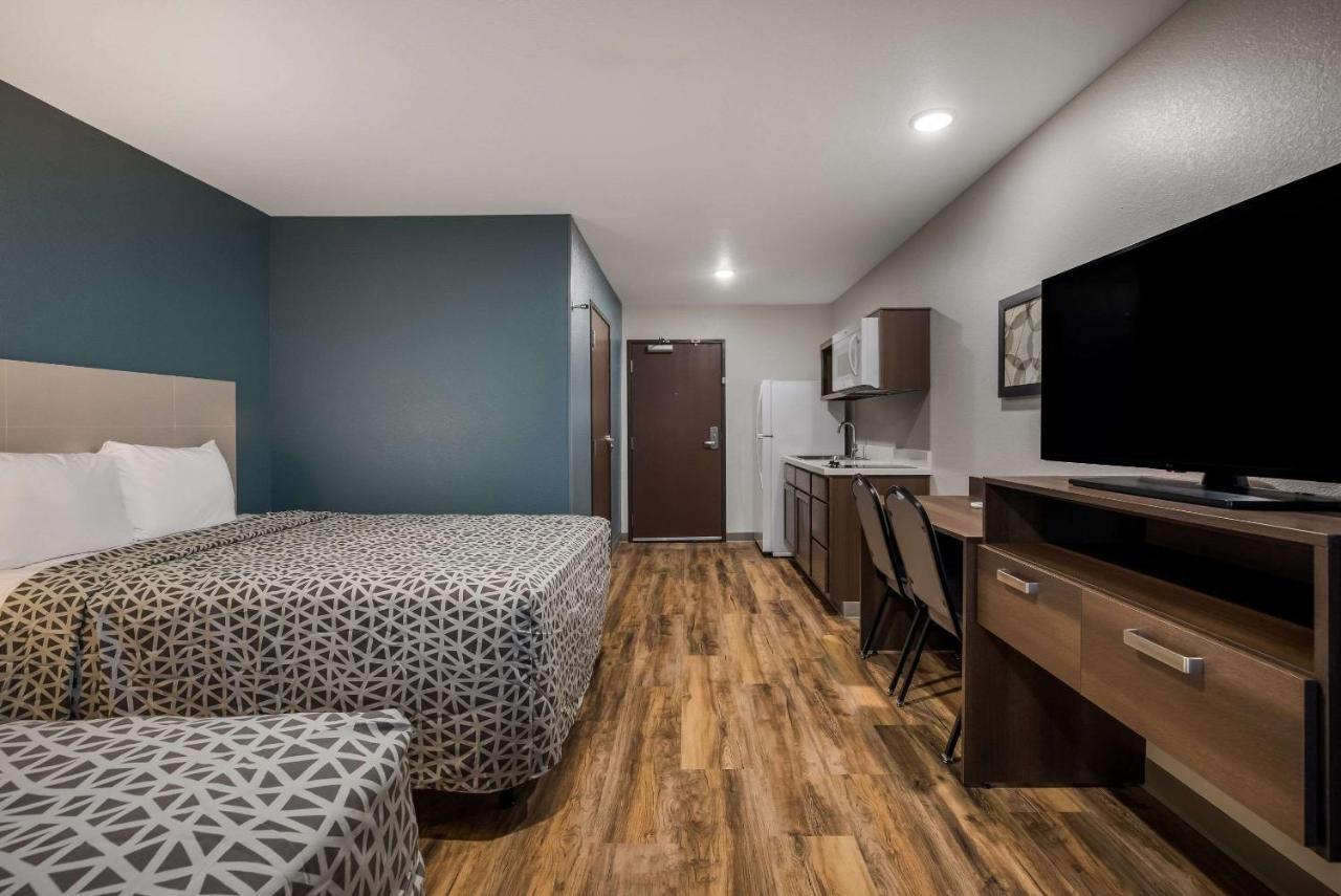 Woodspring - Menomonee Falls Hotel