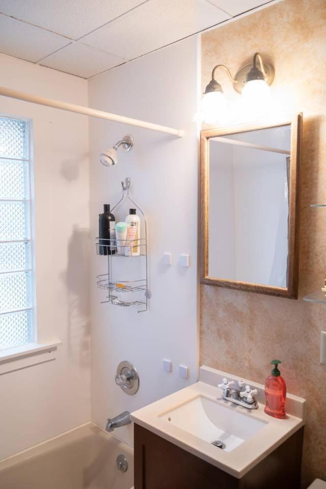 Comfortable 3 Bedroom Craftsman In Milwaukee's Bay View Neighborhood