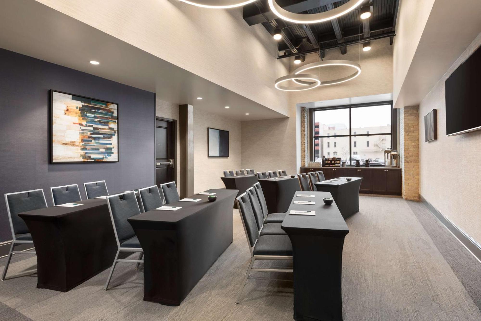 Hotel Homewood By Hilton Downtown Milwaukee