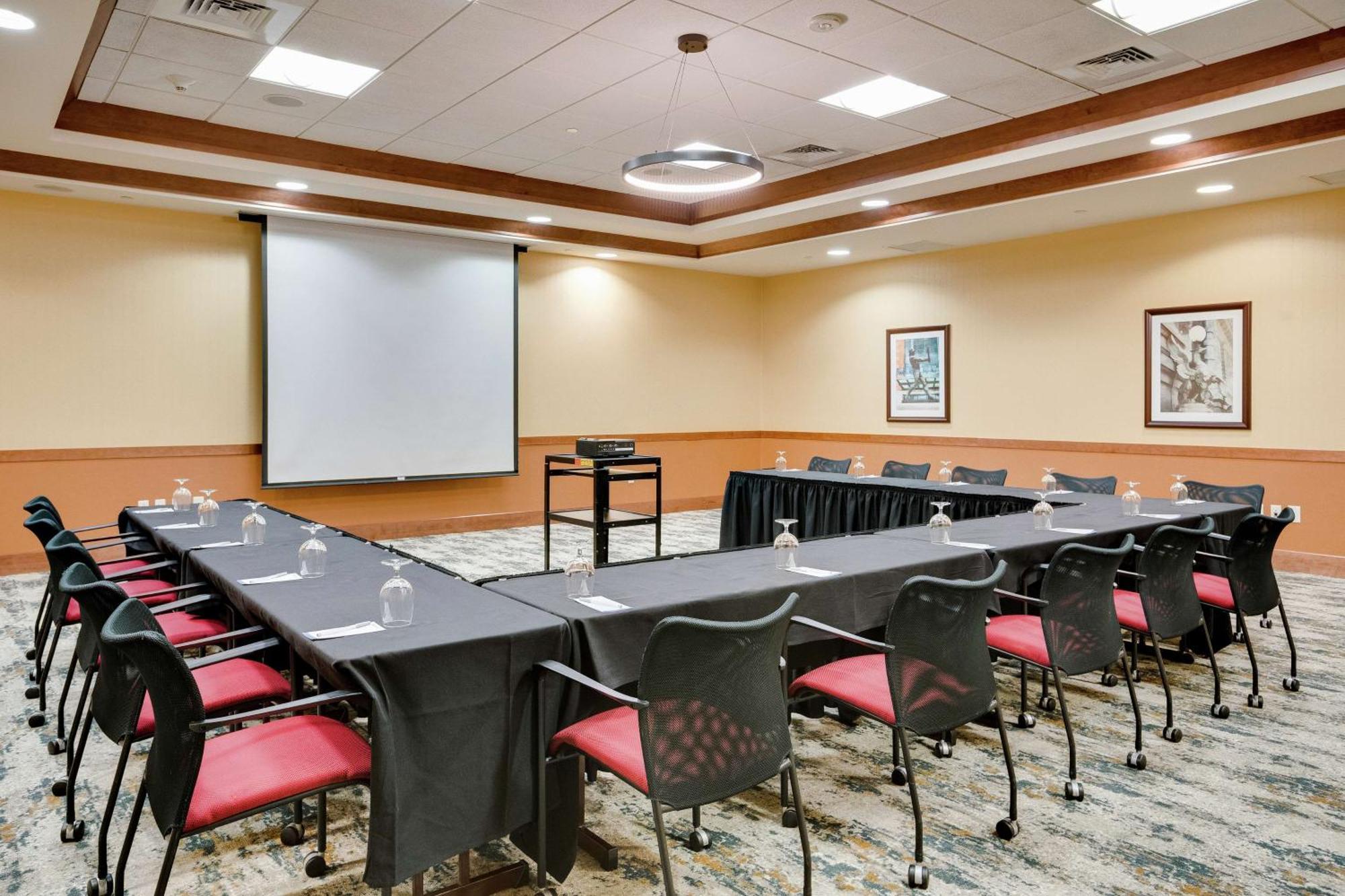 Hilton Garden Airport 3*