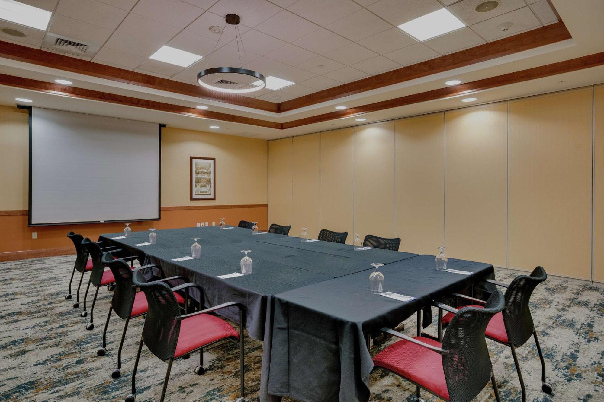 Hilton Garden Airport Hotel Milwaukee