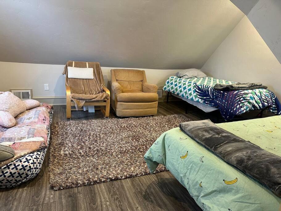 Private W/parking, Location