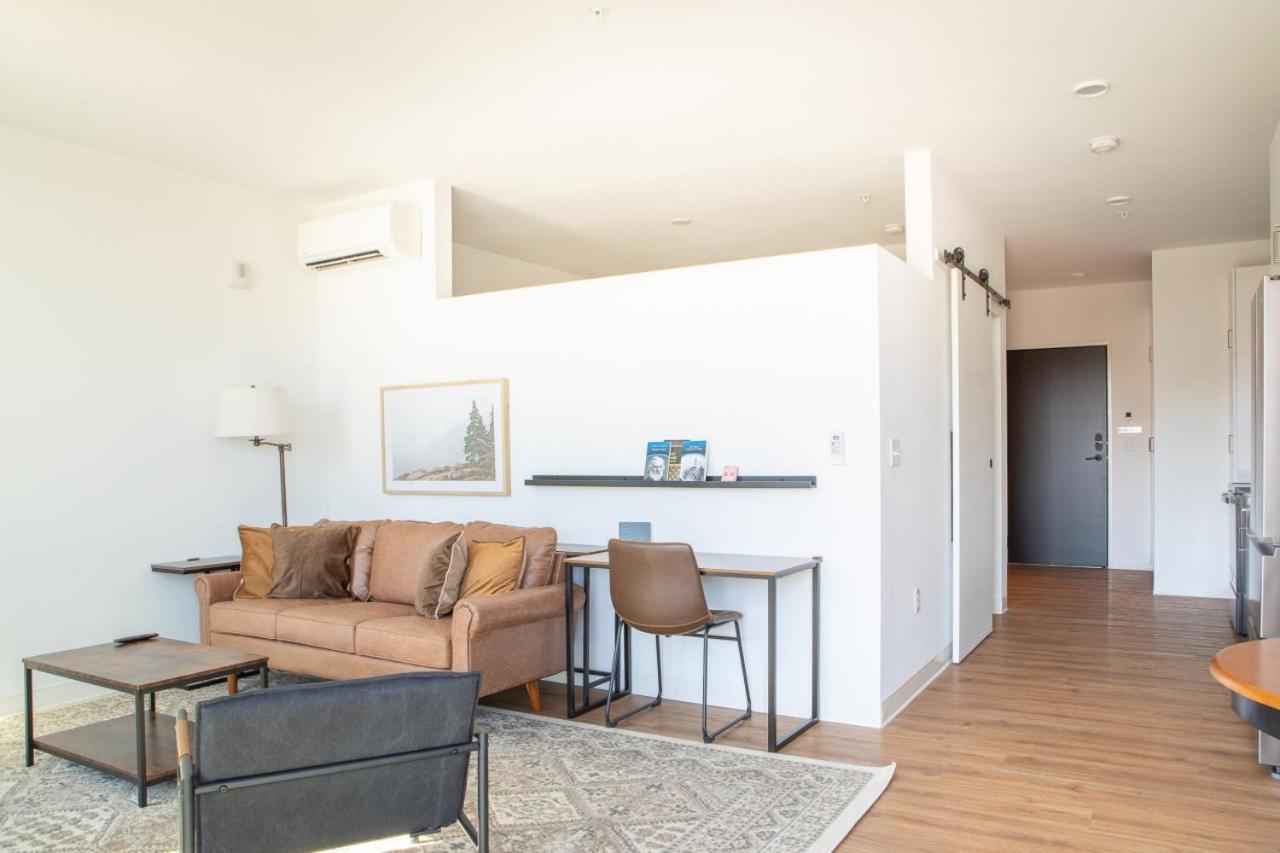 Flexhome East Side 1br No4 - With Balcony, Pool, Gym *