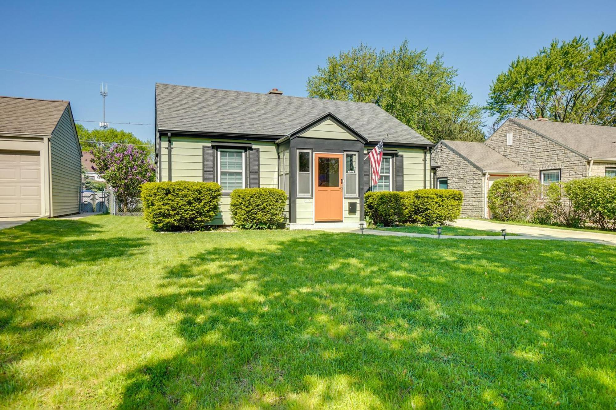 With Serene Patio And Backyard Garden! Holiday home Milwaukee
