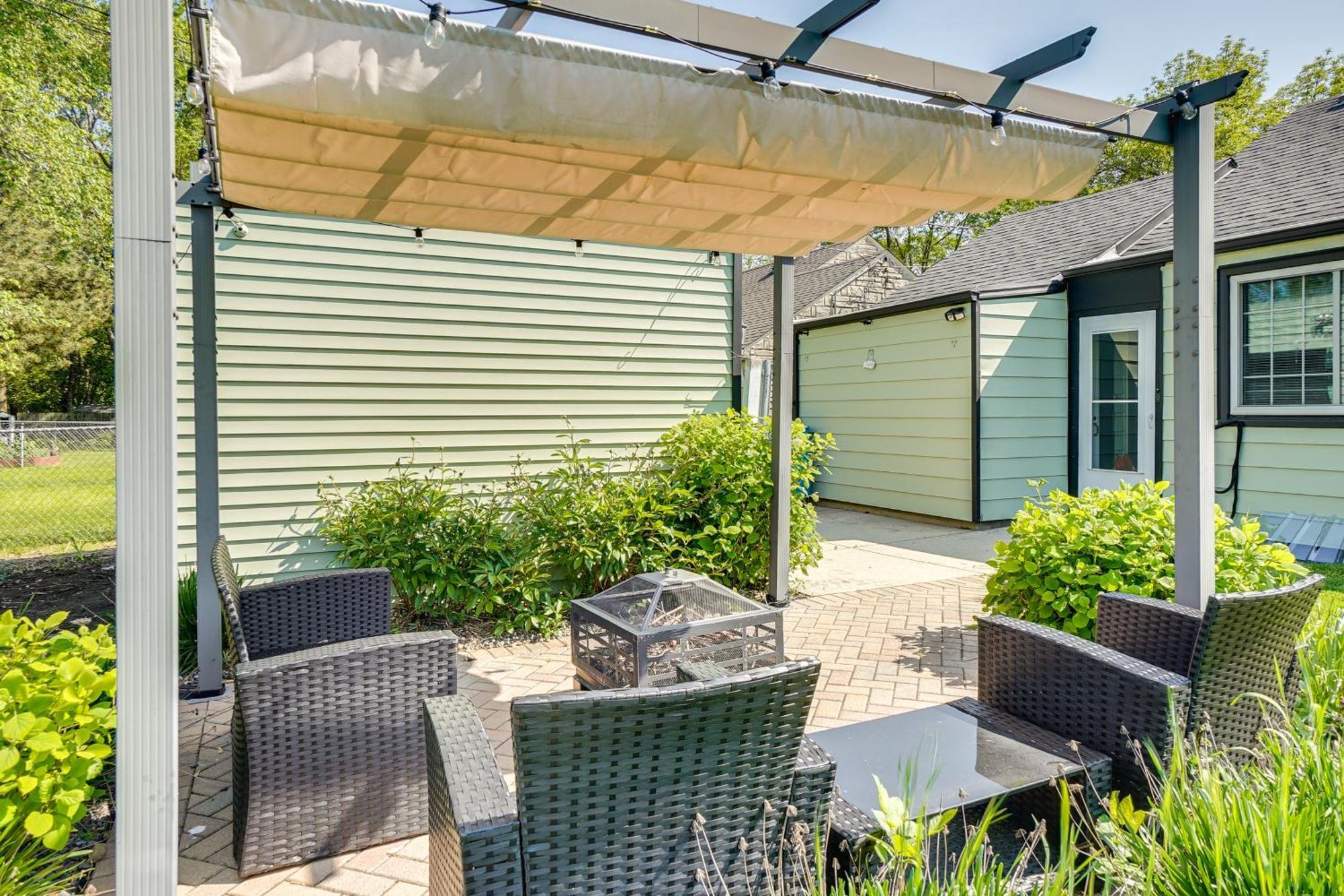 With Serene Patio And Backyard Garden! Holiday home Milwaukee