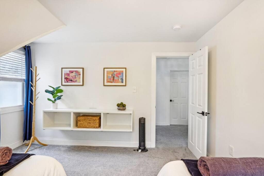 Historic In Brewers Hill With Hot Tub! Holiday home Milwaukee