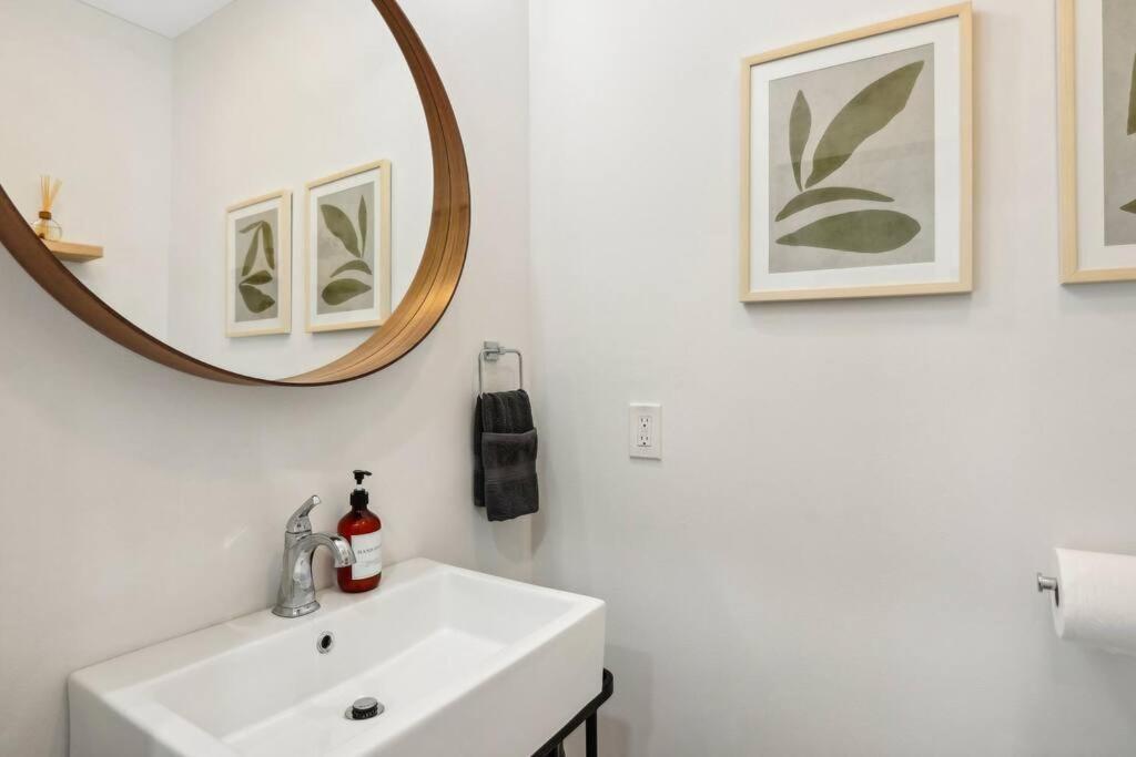 Historic In Brewers Hill With Hot Tub! Holiday home Milwaukee