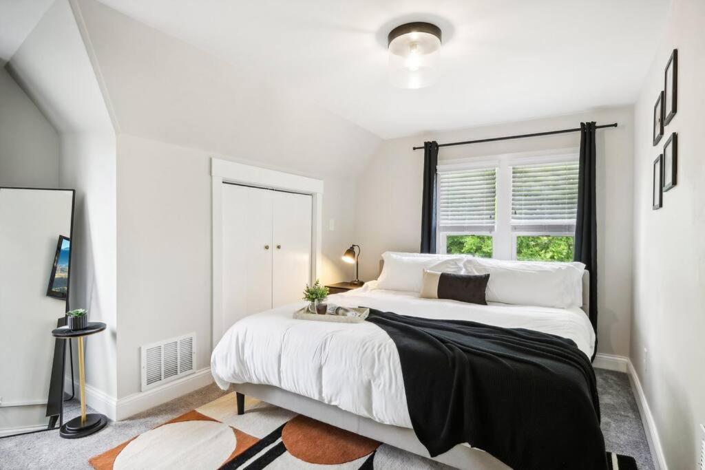 Historic In Brewers Hill With Hot Tub! Holiday home Milwaukee