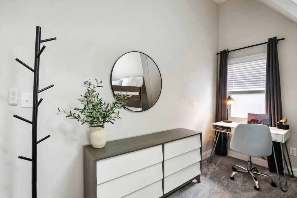 Historic In Brewers Hill With Hot Tub! Holiday home Milwaukee