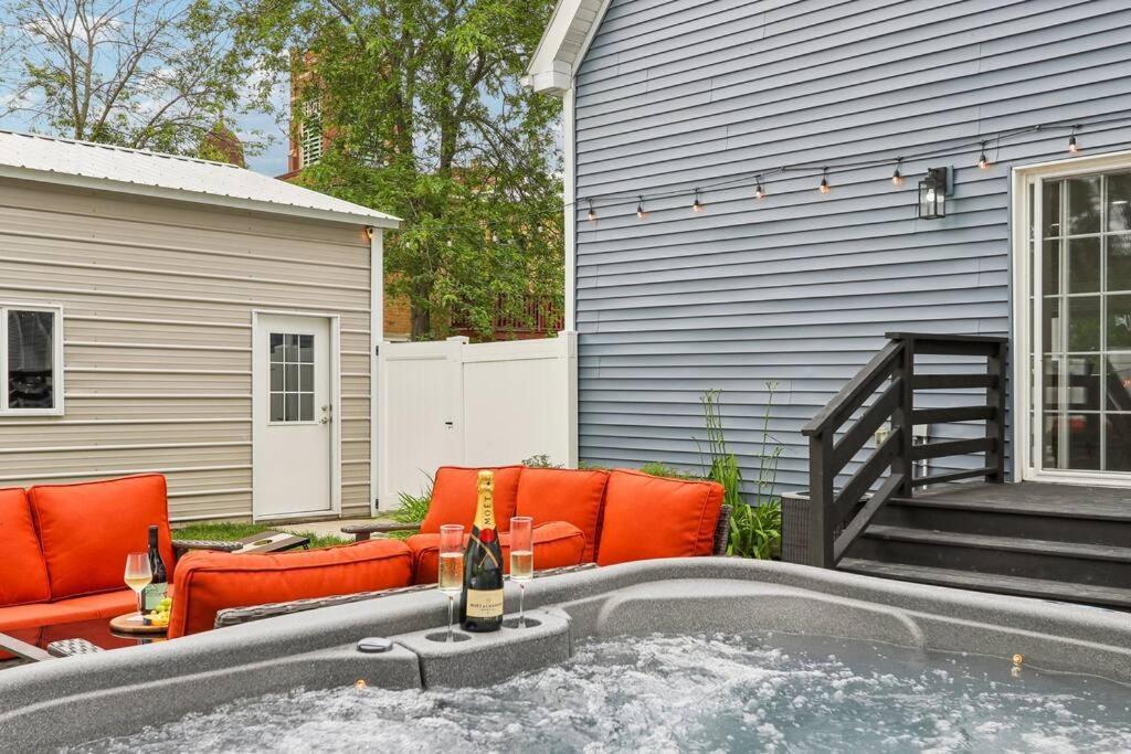Holiday home Historic In Brewers Hill With Hot Tub!