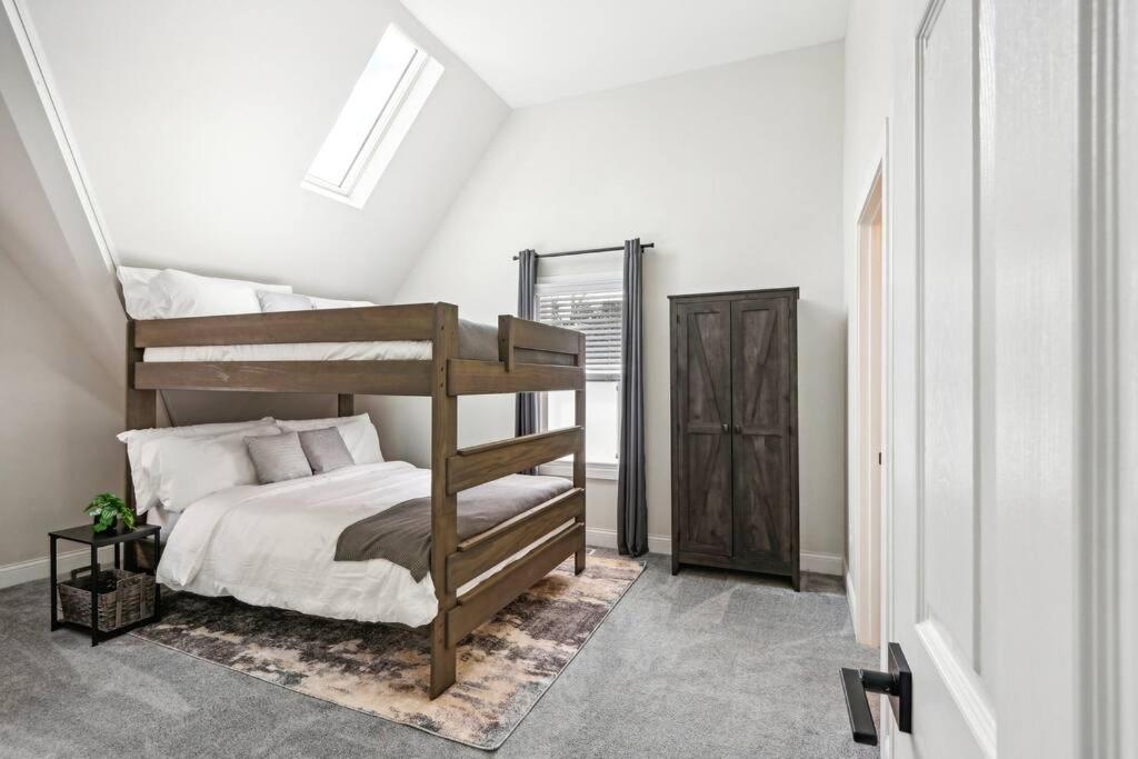 Holiday home Historic In Brewers Hill With Hot Tub! *
