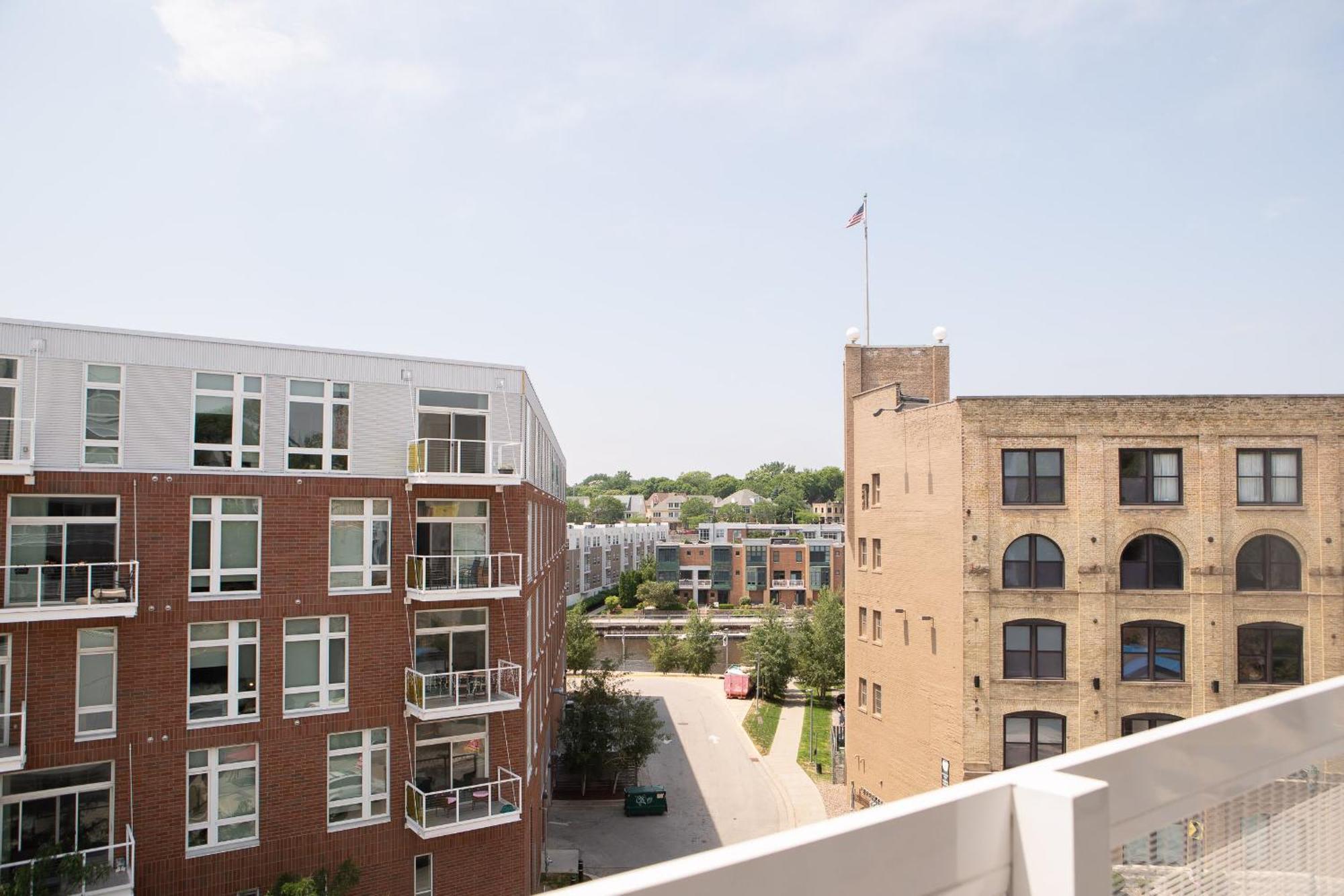 Apartment Flexhome East Side 1br R1 - Near Brady St And Fiserv With Balcony *