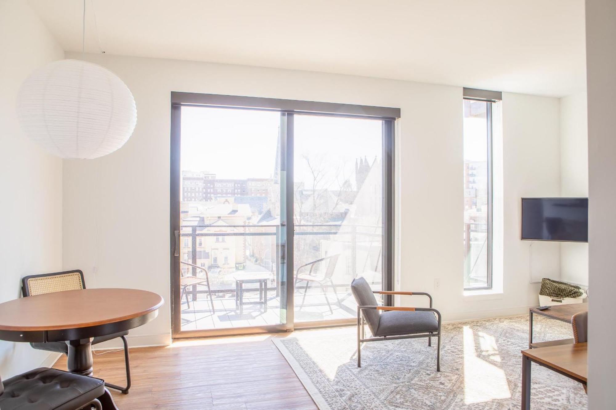 Flexhome East Side 1br No1 With Balcony, Pool, And Gym * Milwaukee