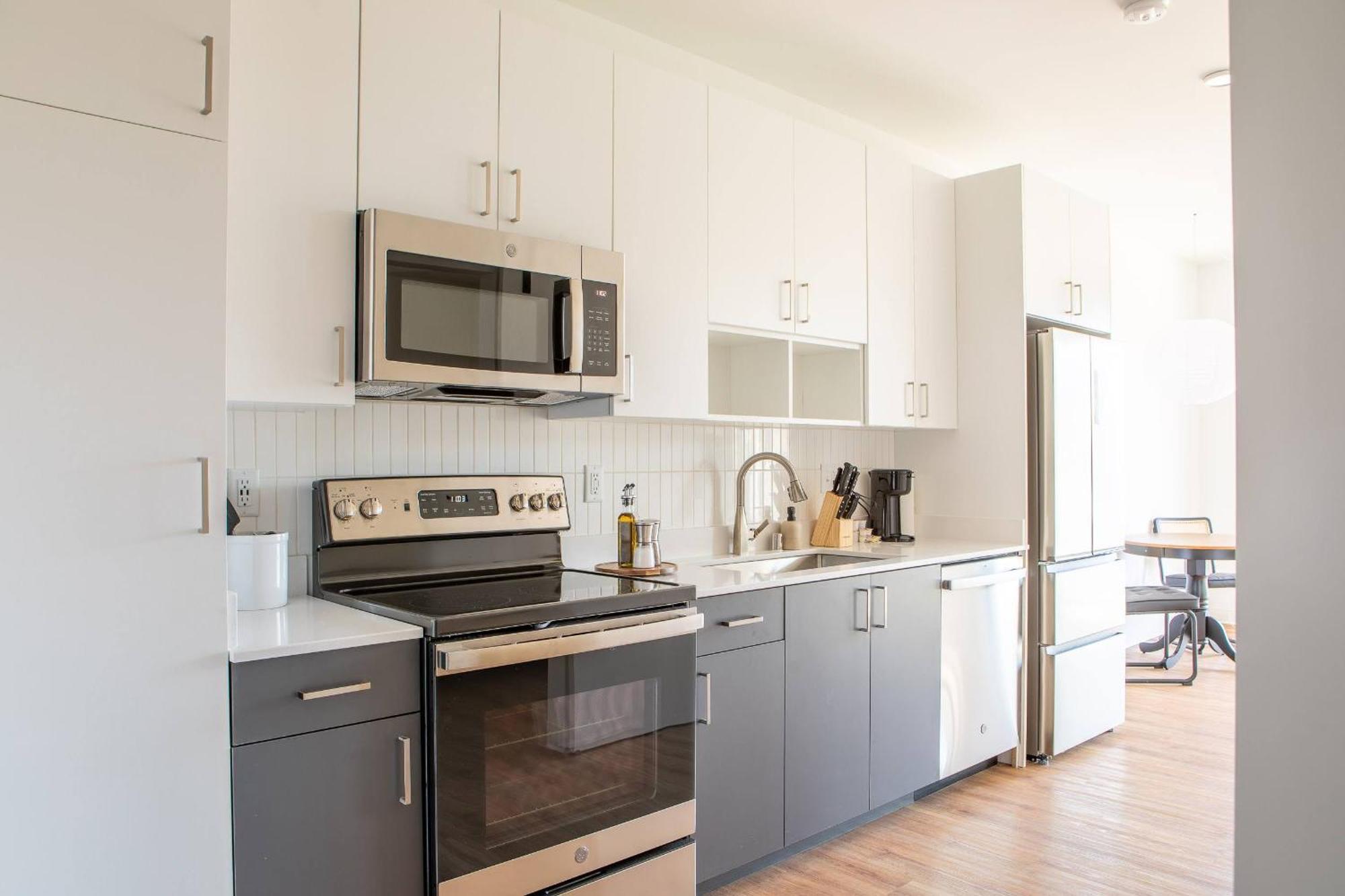 Flexhome East Side 1br No1 With Balcony, Pool, And Gym *