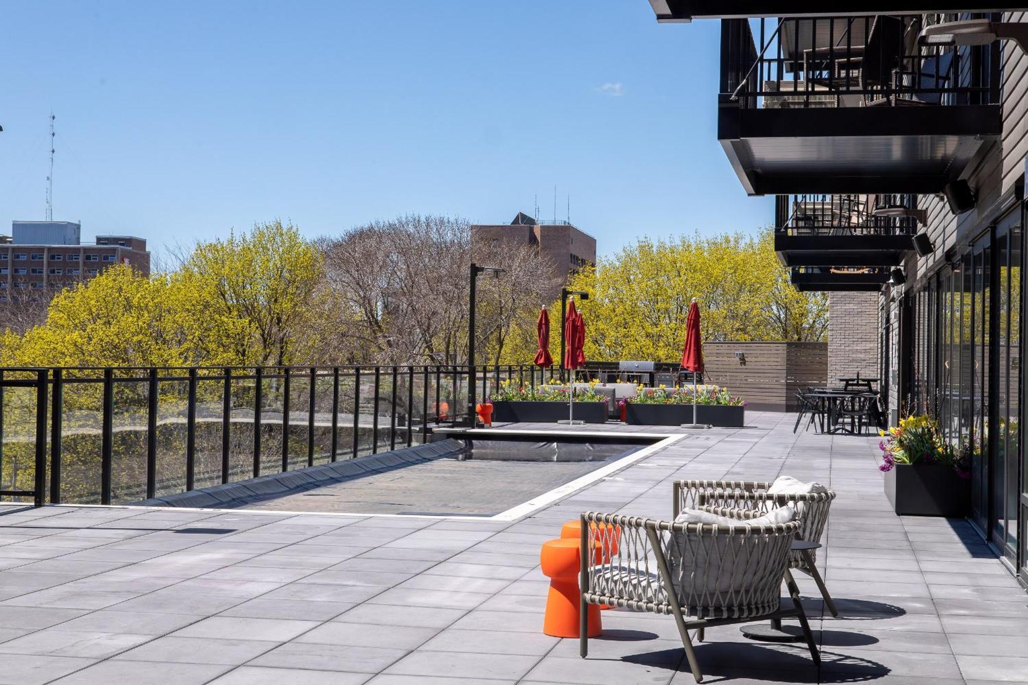 Apartment Flexhome East Side 1br No1 With Balcony, Pool, And Gym *