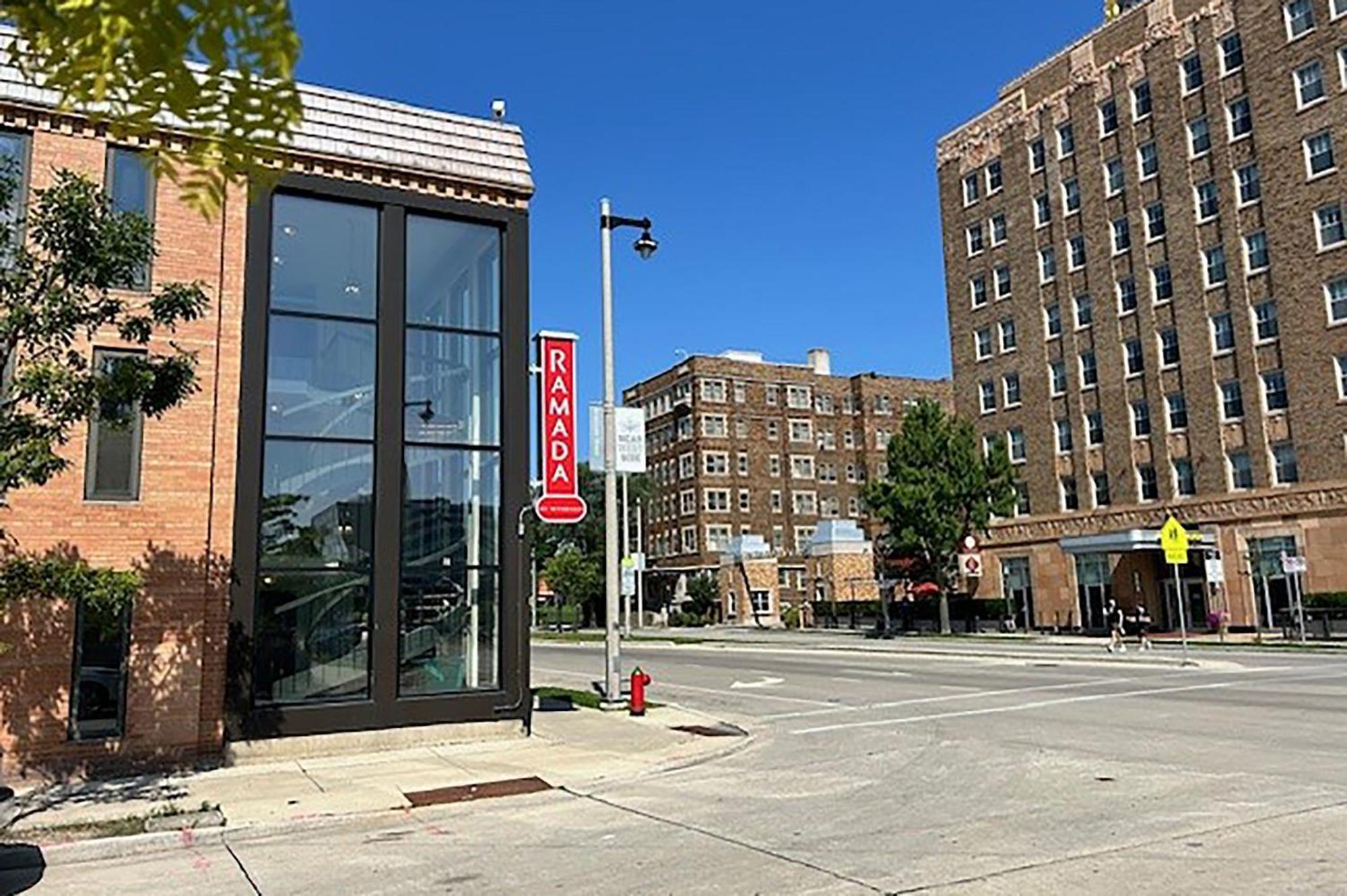 Ramada By Wyndham Hotel Milwaukee