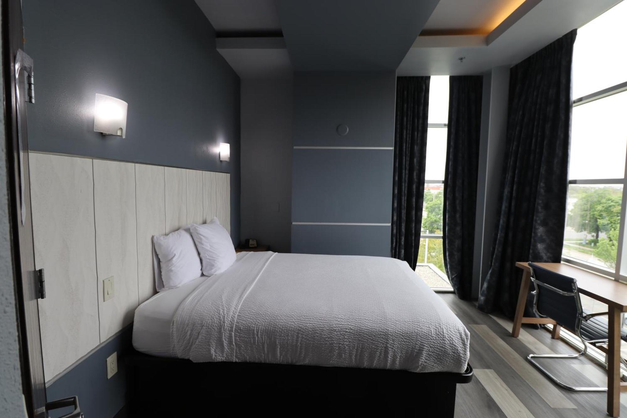 Hotel Days & By Wyndham