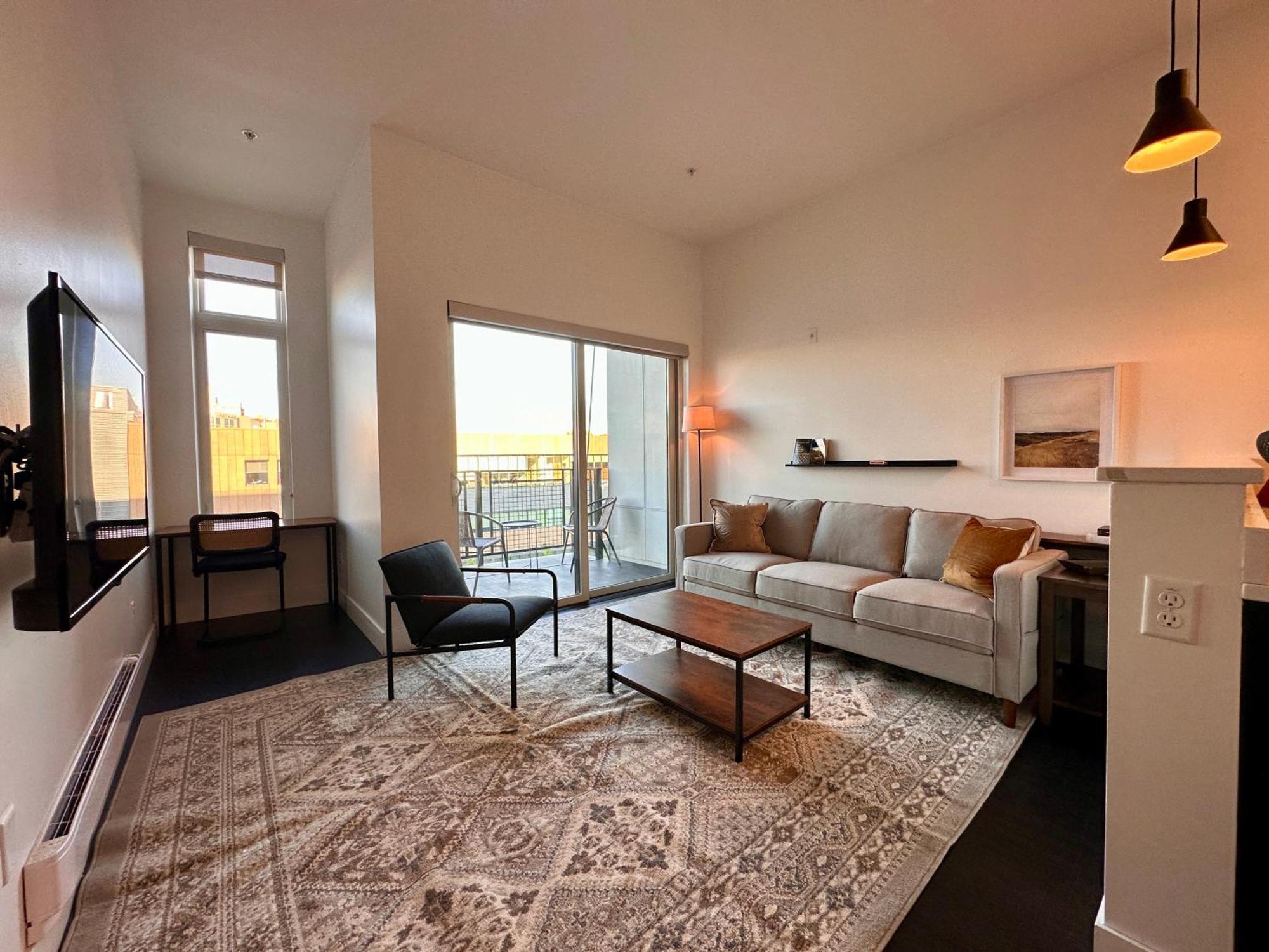 Flexhome Skywalk To Fiserv U9 With Rooftop, Gym, And Parking Apartment Milwaukee