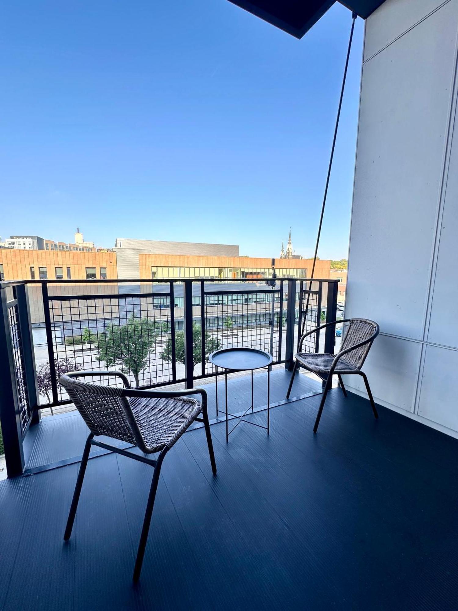 Apartment Flexhome Skywalk To Fiserv U9 With Rooftop, Gym, And Parking *