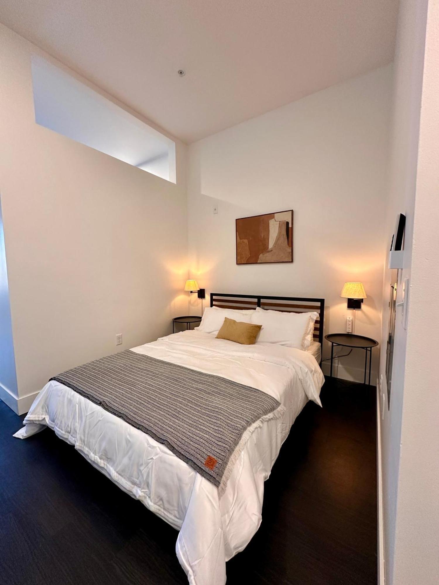 Flexhome Skywalk To Fiserv U9 With Rooftop, Gym, And Parking Apartment *