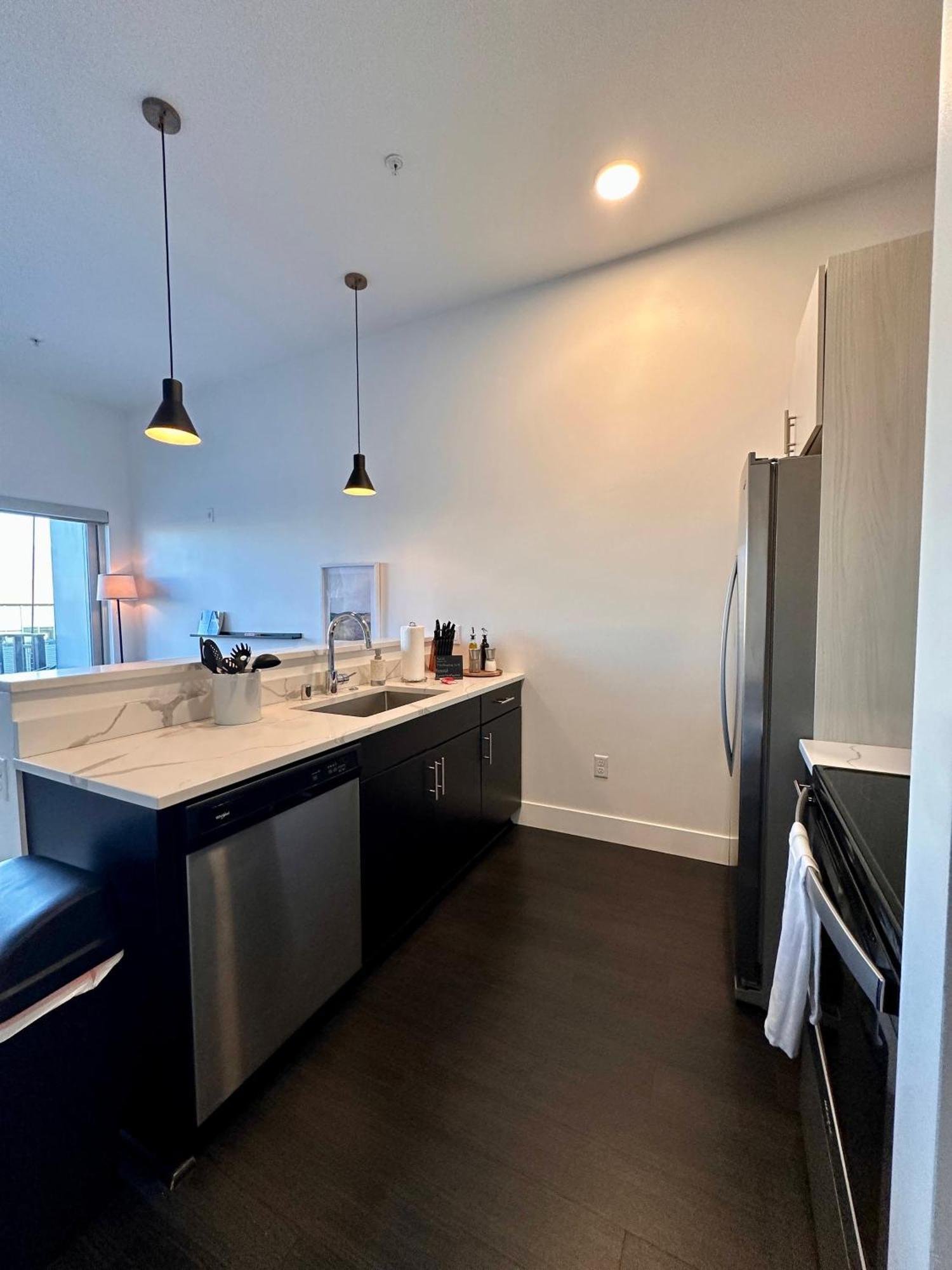 Apartment Flexhome Skywalk To Fiserv U9 With Rooftop, Gym, And Parking *