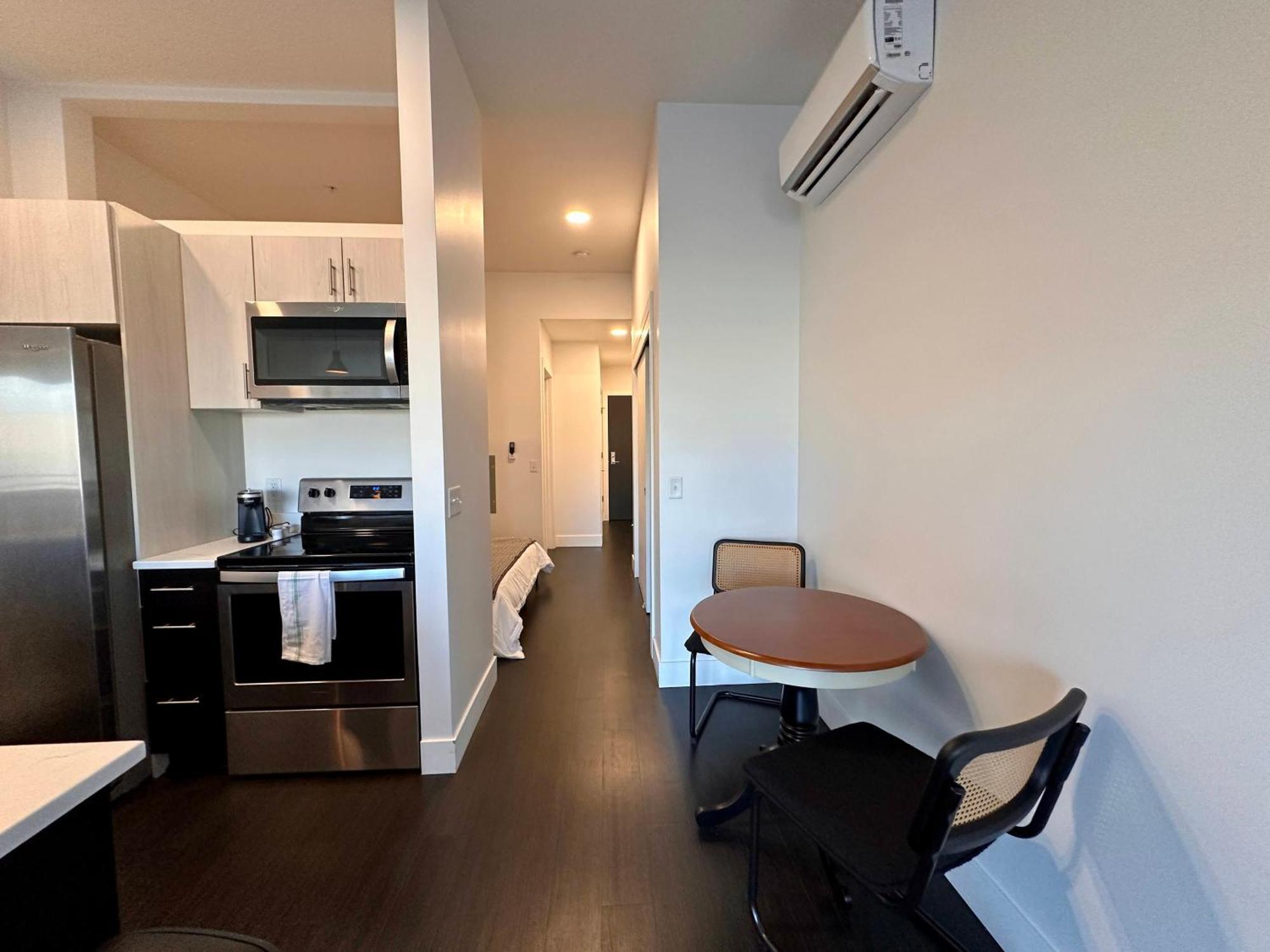 Apartment Flexhome Skywalk To Fiserv U9 With Rooftop, Gym, And Parking *