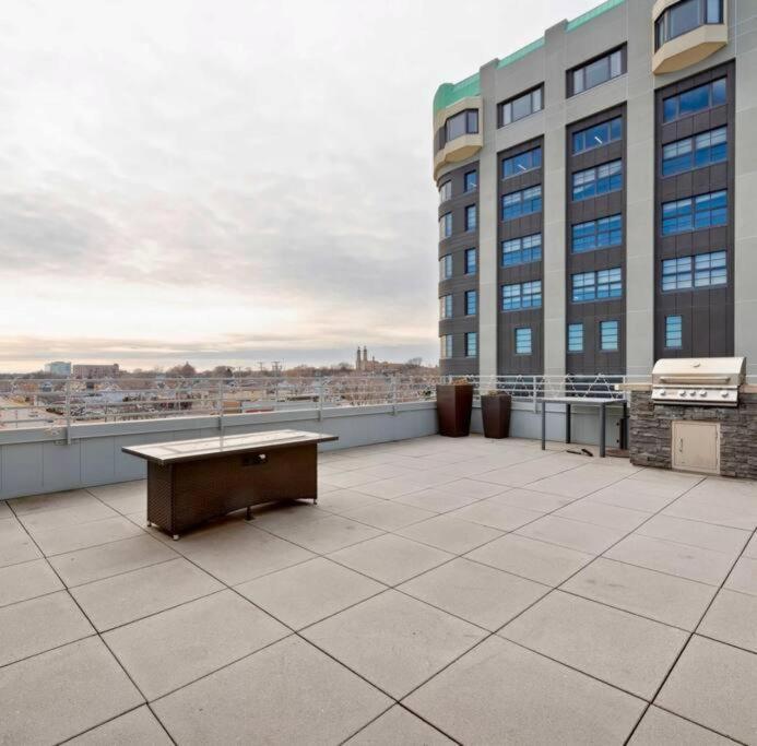 Apartment Downtown View Near Michigan Plaza Black Milwaukee