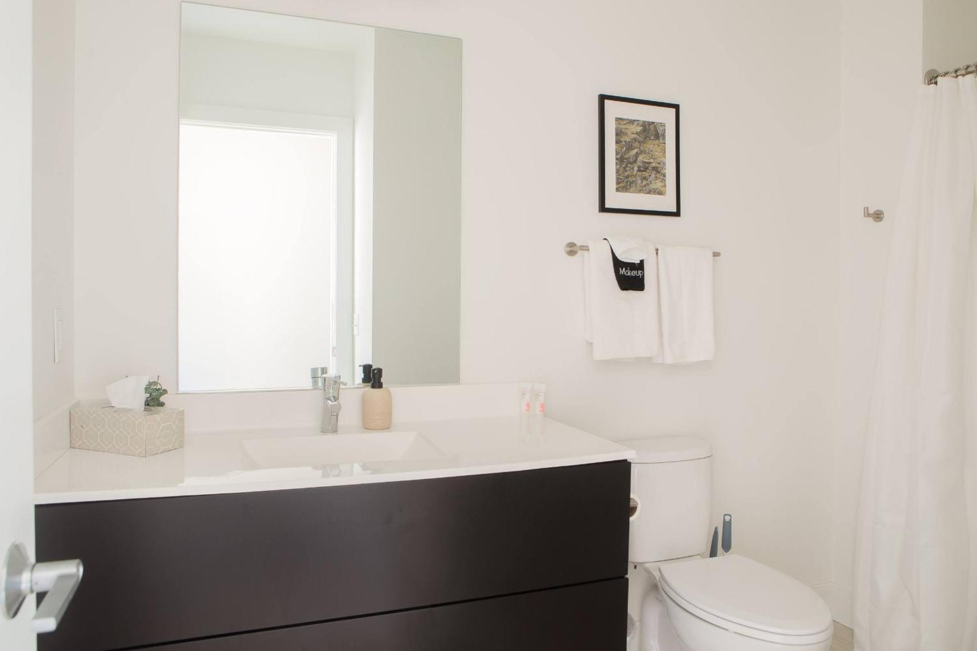 Apartment Flexhome Skywalk To Fiserv U8 With Rooftop, Gym, And Parking