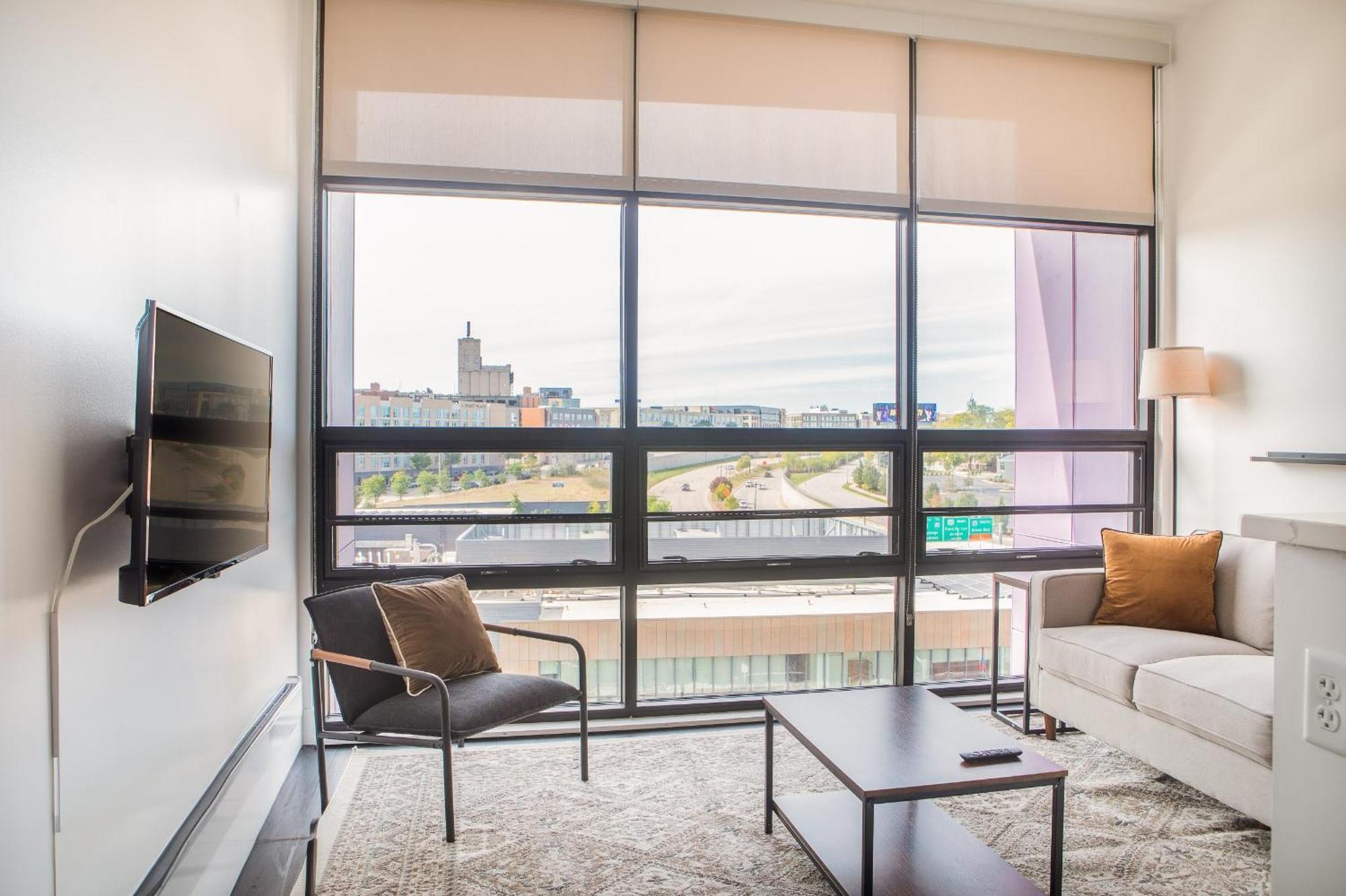 Flexhome Skywalk To Fiserv U8 With Rooftop, Gym, And Parking * Milwaukee