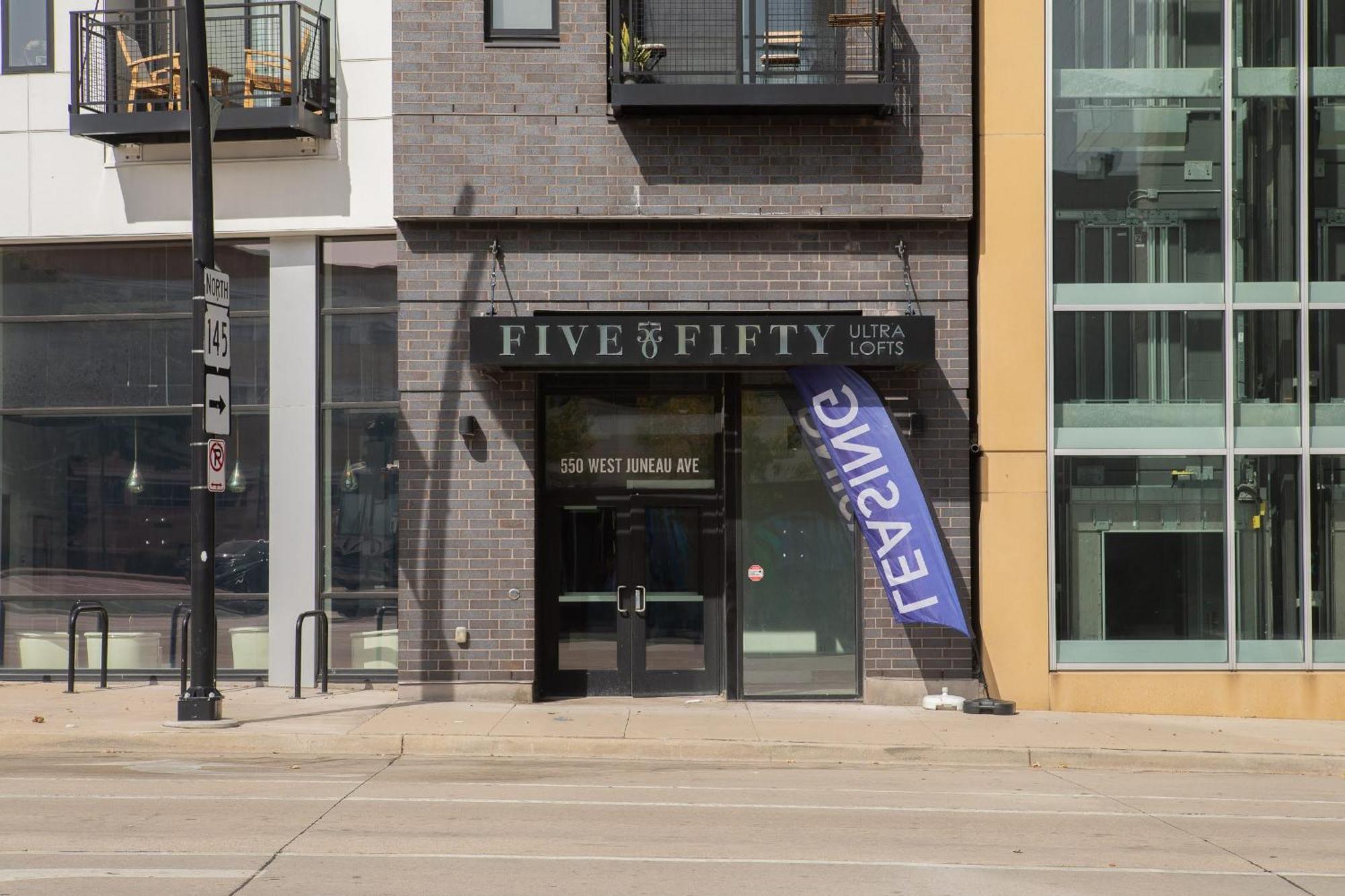 Flexhome Skywalk To Fiserv U8 With Rooftop, Gym, And Parking Apartment *