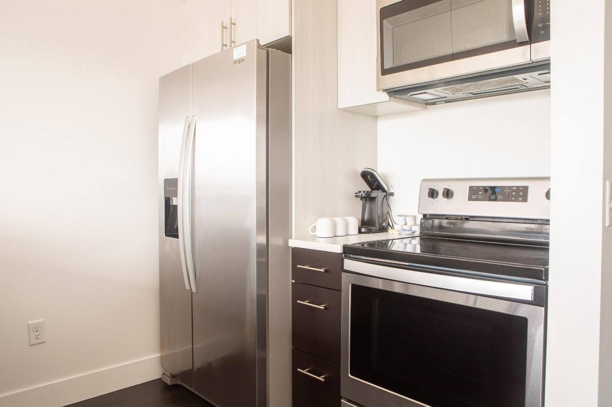 Apartment Flexhome Skywalk To Fiserv U8 With Rooftop, Gym, And Parking *