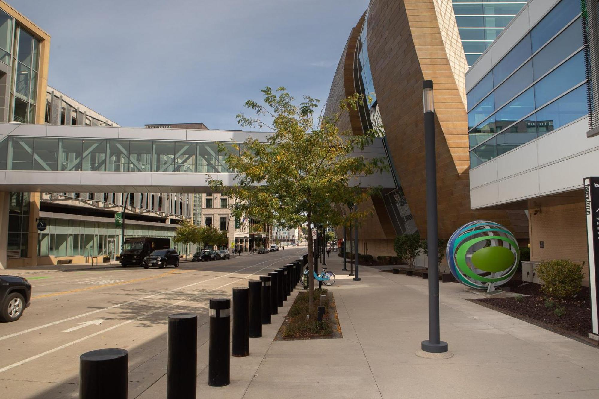 Flexhome Skywalk To Fiserv U8 With Rooftop, Gym, And Parking Apartment Milwaukee