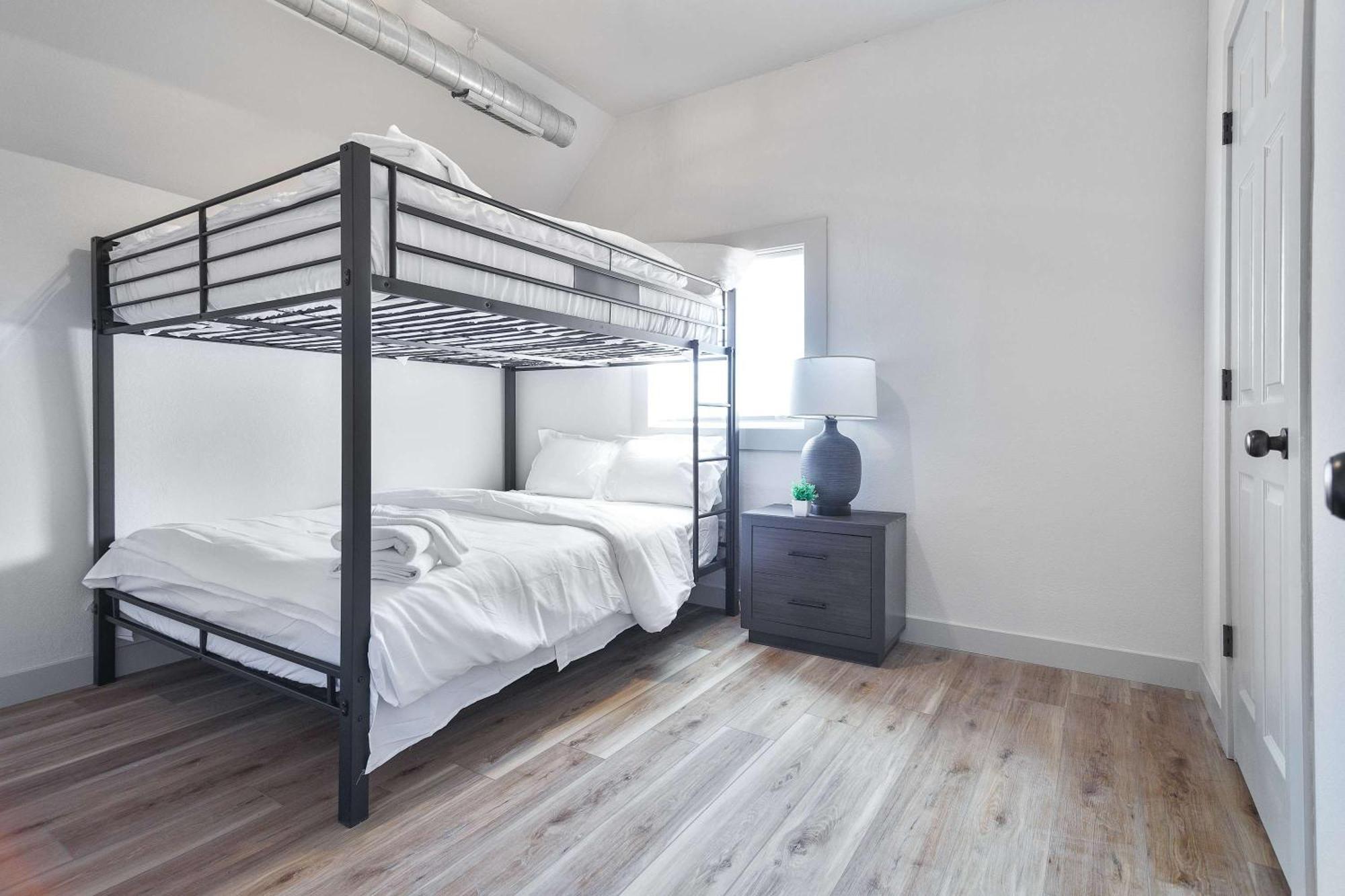 Timeless Beautiful Walking Distance To Downtown Holiday home