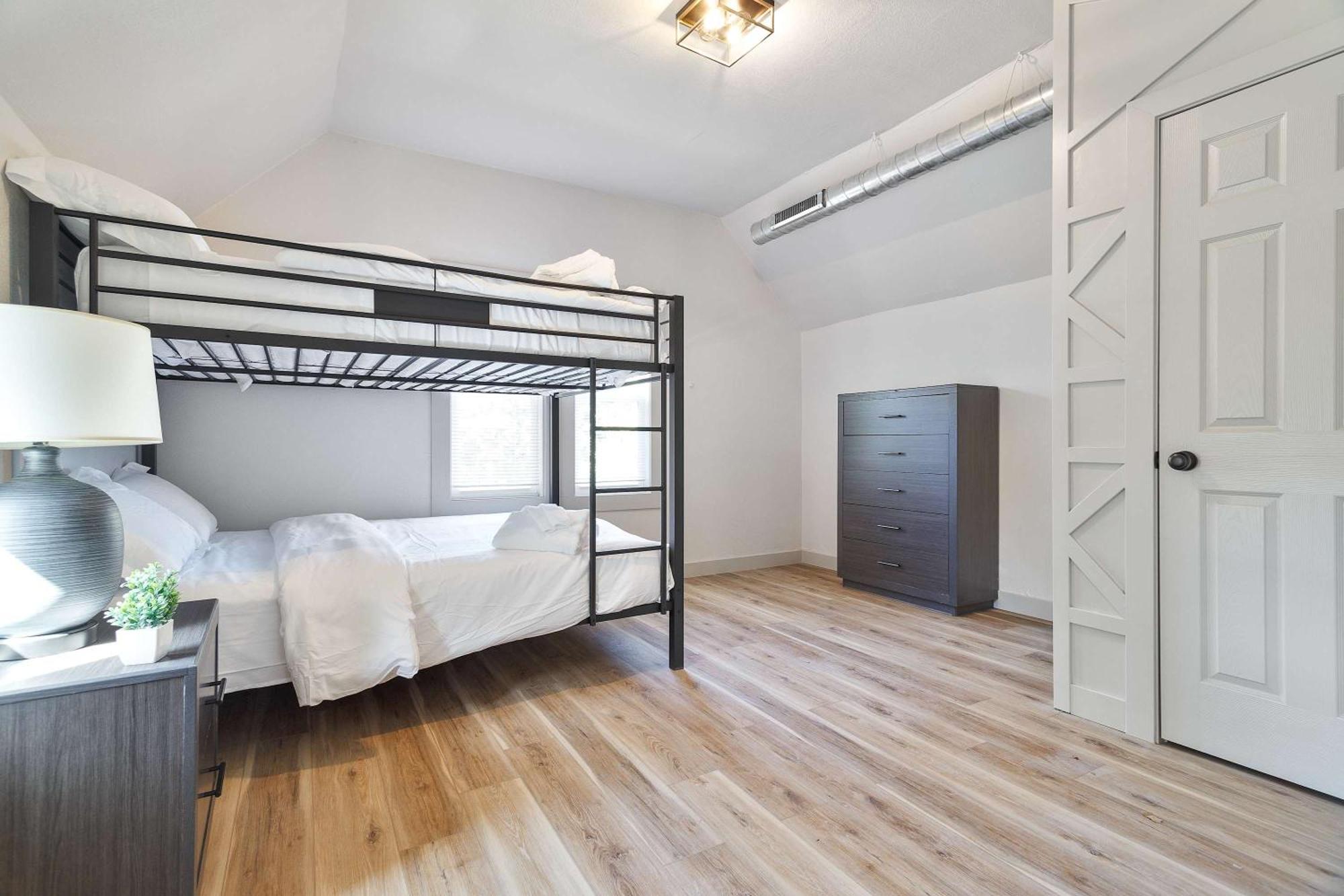 Timeless Beautiful Walking Distance To Downtown Holiday home Milwaukee