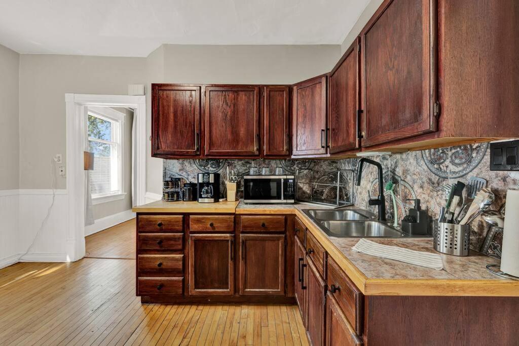 New! Fun & Style Eastside Mke Day Townhouse Holiday home Milwaukee