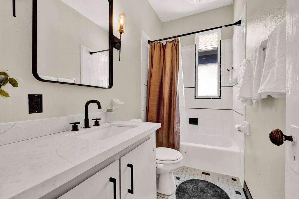 New! Fun & Style Eastside Mke Day Townhouse Holiday home *