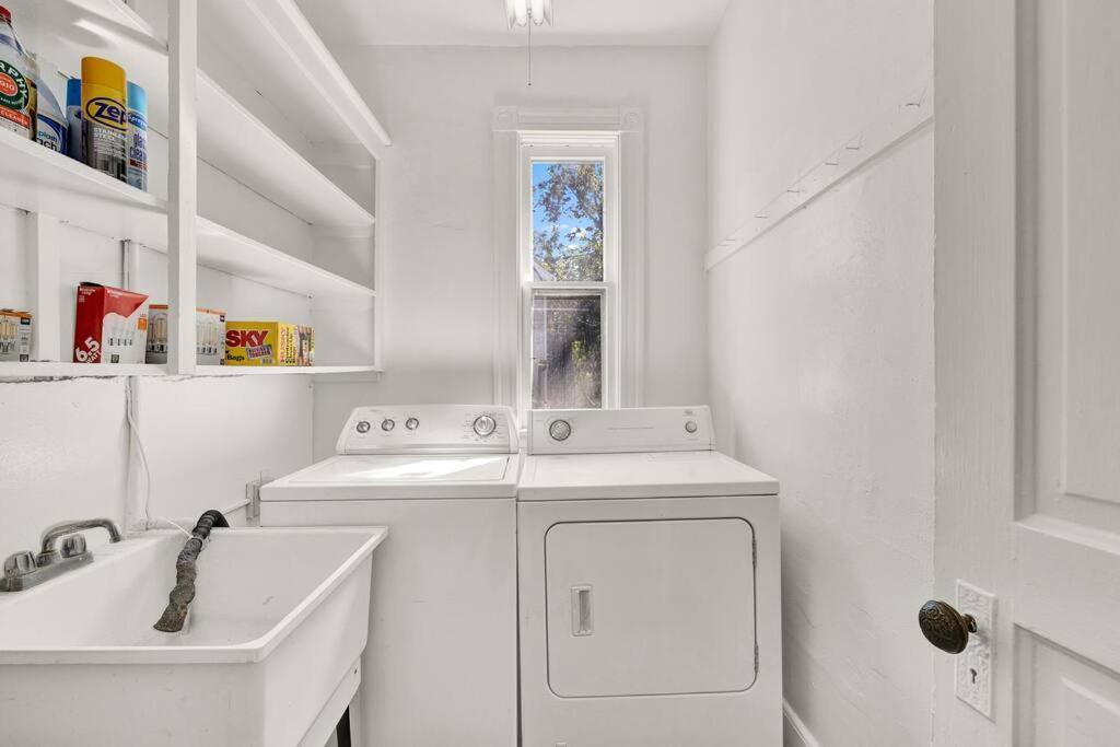 New! Fun & Style Eastside Mke Day Townhouse Holiday home Milwaukee