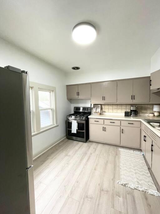Charming Spacious Duplex! Apartment Milwaukee