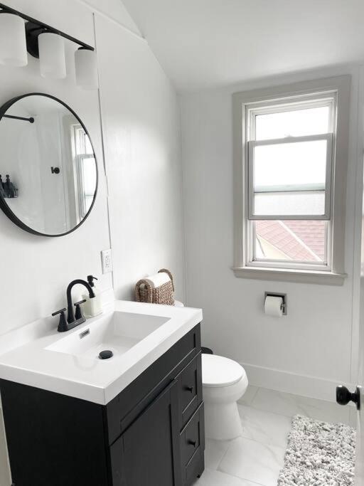 Charming Spacious Duplex! Apartment