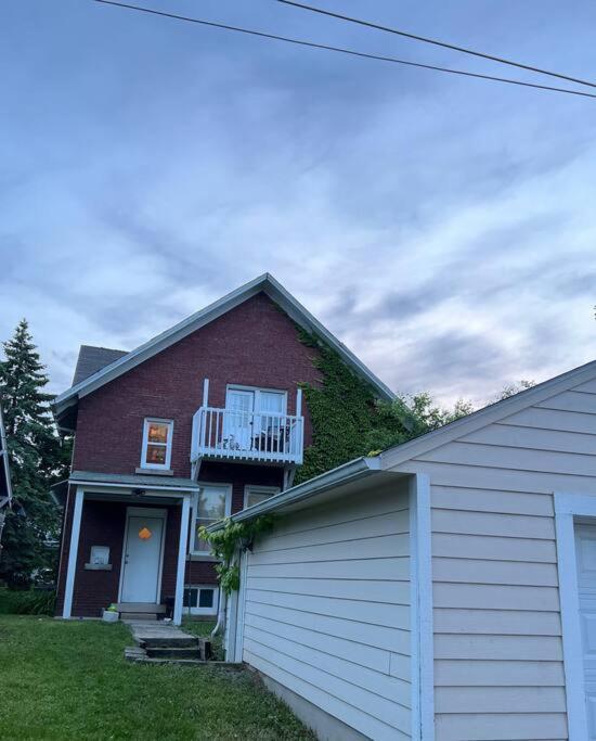Charming Spacious Duplex! Apartment *