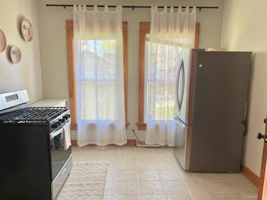 Charming Spacious Duplex! Apartment Milwaukee