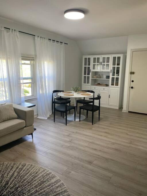 Charming Spacious Duplex! * Milwaukee