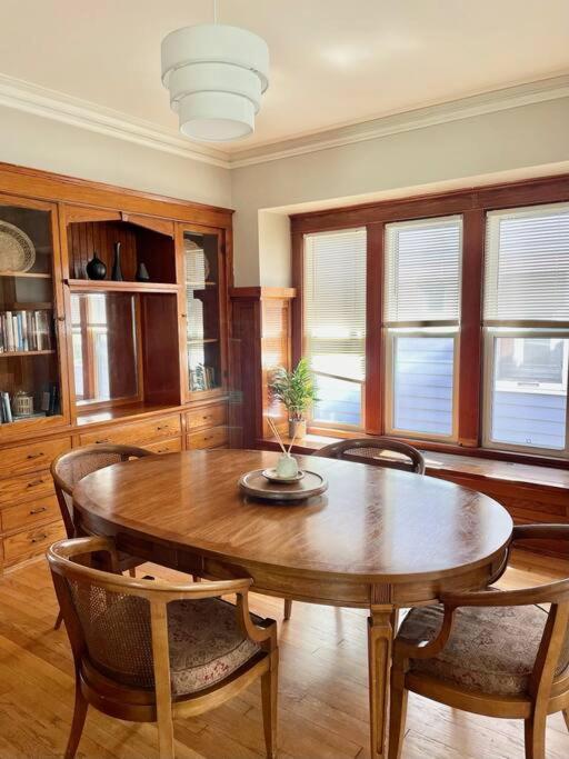 Charming Spacious Duplex! Apartment Milwaukee