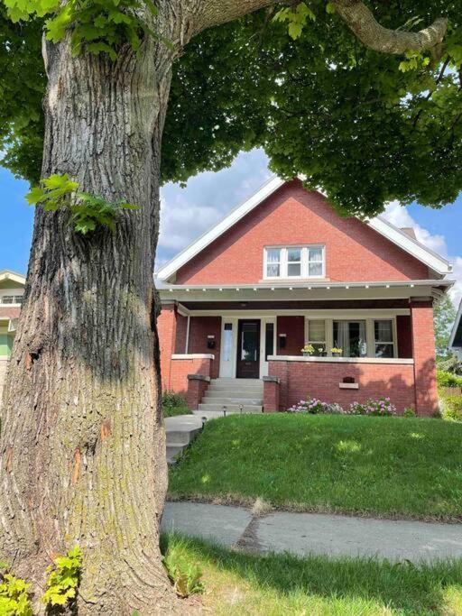 Charming Spacious Duplex! Apartment