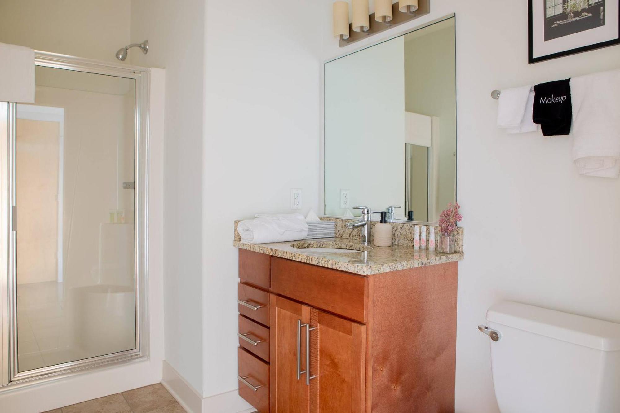 Apartment Flexhome East Side 2Br Cg1 - With Gym, Balcony, And Lakefront View *