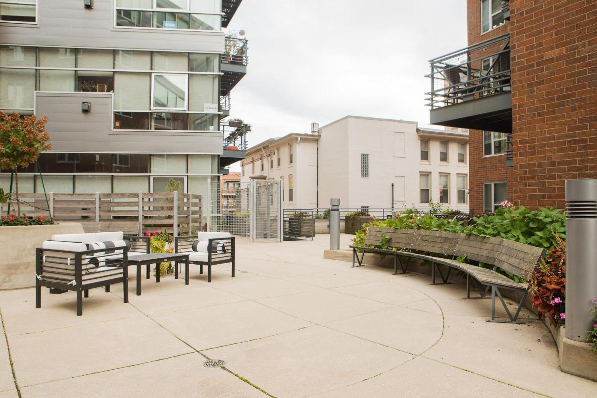 Apartment Flexhome East Side 2Br Cg2 - With Gym, Balcony, And Lakefront View