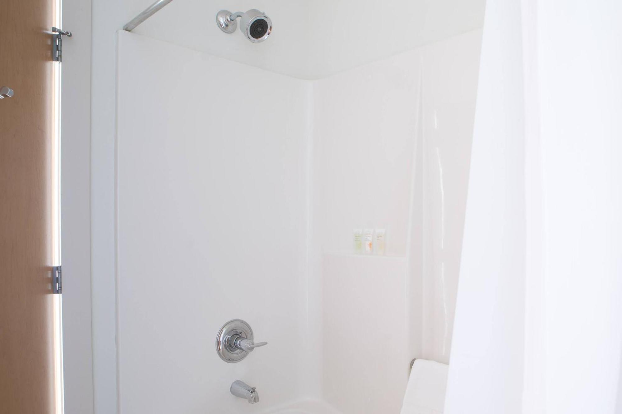Flexhome East Side 2Br Cg1 - With Gym, Balcony, And Lakefront View