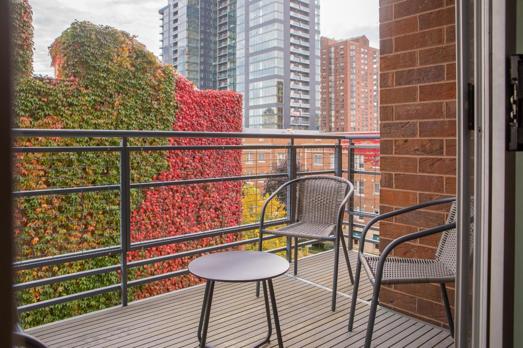 Flexhome East Side 2Br Cg2 - With Gym, Balcony, And Lakefront View