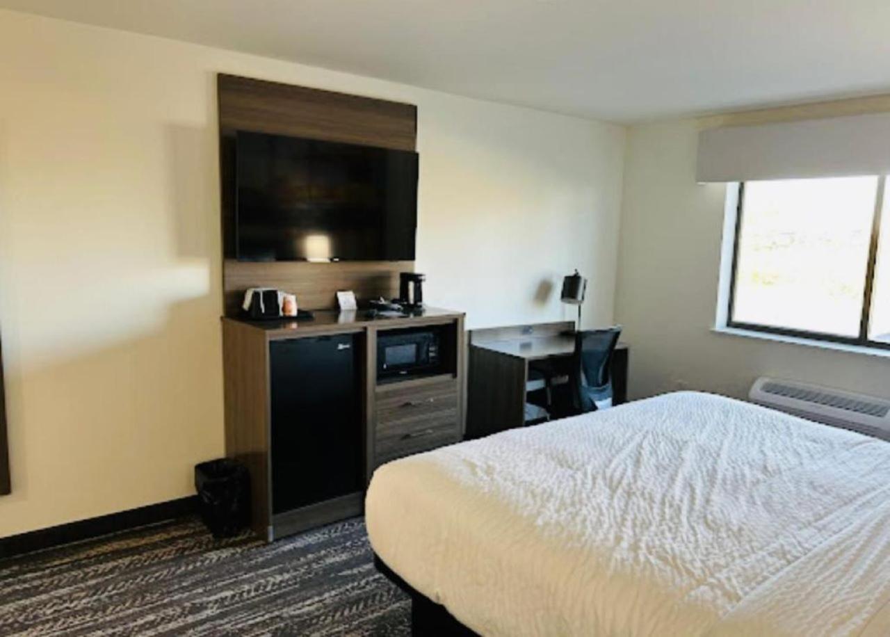 Clarion Pointe Hotel 2*