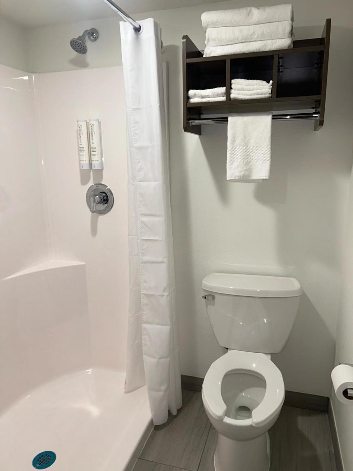 Hotel Clarion Pointe 2*